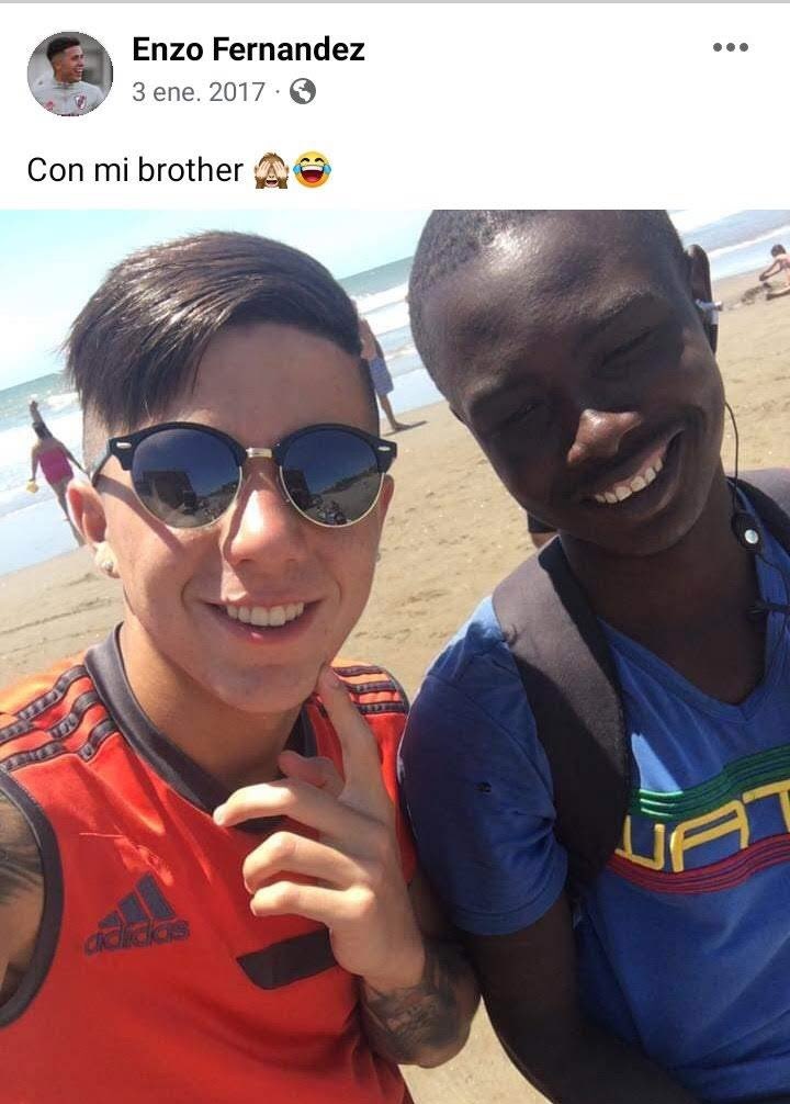 Si Enzo Fernández fuera racista se sacaría una foto así?