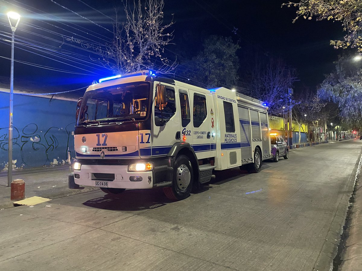 cbsantiago's tweet photo. 🔴 AHORA: El Cuerpo de Bomberos de Santiago responde con B-10 @Bomba_Decima y H-17 @17cbs ante llamado por presumible emanación de gas en #PersaBioBio, comuna de #Santiago. https://t.co/nJ0zkenrTD