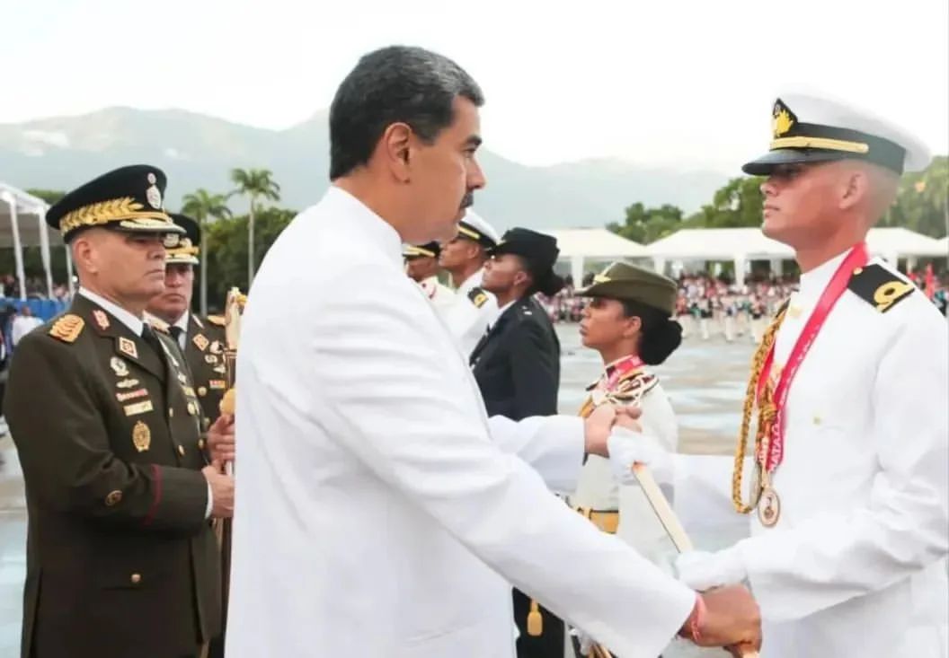 En los cuarteles de la #FANB hay ruido de sables pero de sables de sangre nueva, Oficiales recién graduados dispuestos a defender la patria en contra del imperialismo y sus sanciones,  no importa cuanto lo intenten, no han podido y no podrán con los hijos de Bolívar y Chávez.
