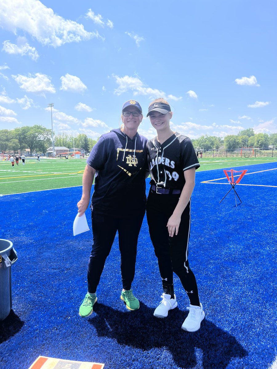 Petrahunt13's tweet photo. Had a great time last week at the Connect Chicago camp and really enjoyed working with Coach Ganeff! Thank you for working with us! 
@2Ganeff 
@NDsoftball 
@DDSBandEvents 
#ConnectChicago
#GoIrish☘️ https://t.co/nlKncdtZRK