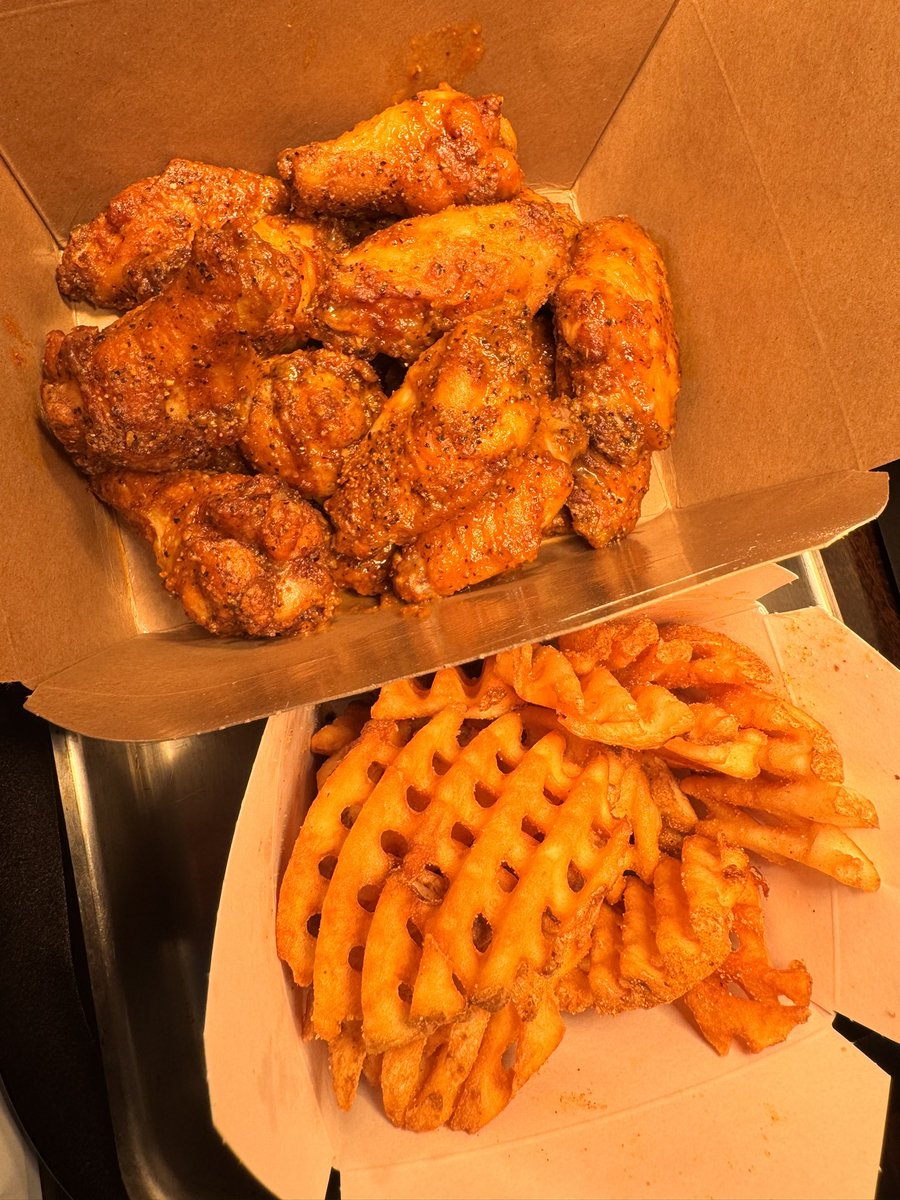 UnclesWings's tweet photo. #FriedFoods #ChickenWings #SmallBusiness #PortHueneme #Oxnard #Ventura #Saticoy #OakPark #ElRio #Ojai #Camarillo #SantaPaula #RiverPark  #VenturaCounty  
#UnclesWings  #Wings  #WhenInDoubtWingIt https://t.co/OovWSZwXWf