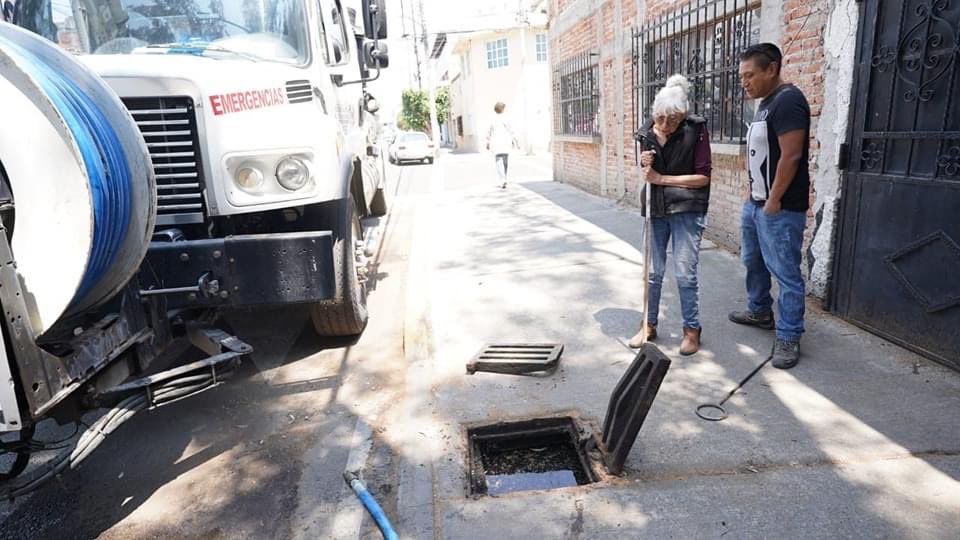 TuAlcaldiaGAM's tweet photo. ¡No tires basura!🚯
Se realizaron trabajos de desazolve en coladeras de la calle Tesoro, en beneficio de vecinas y vecinos de la colonia #TresEstrellas. https://t.co/68QGvmgAti