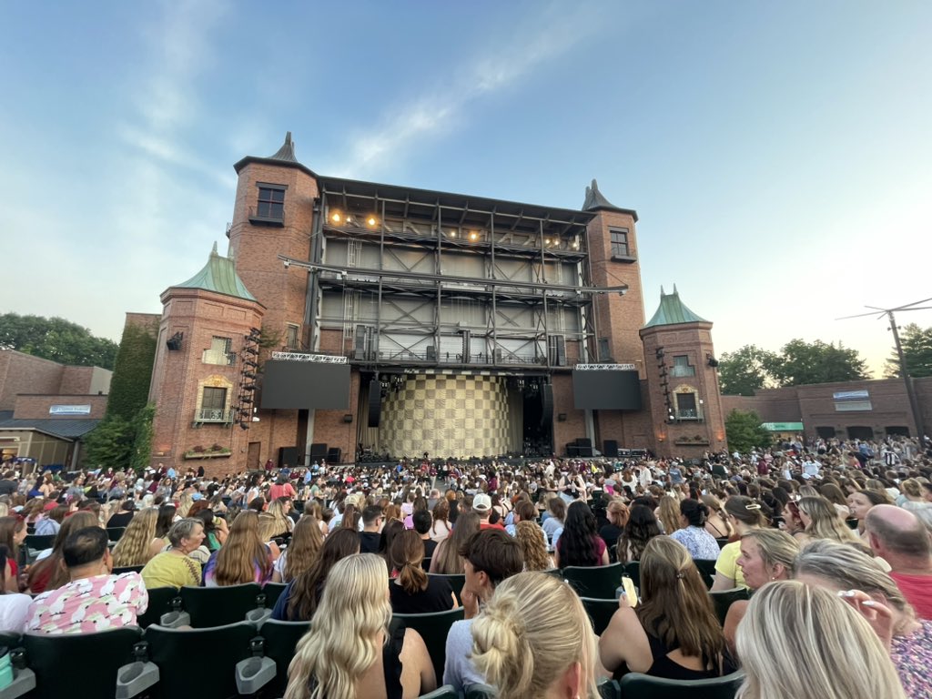obviouslyAdogtr's tweet photo. Ready for @NiallOfficial #TSLOTKC https://t.co/GIsC7XdWm7