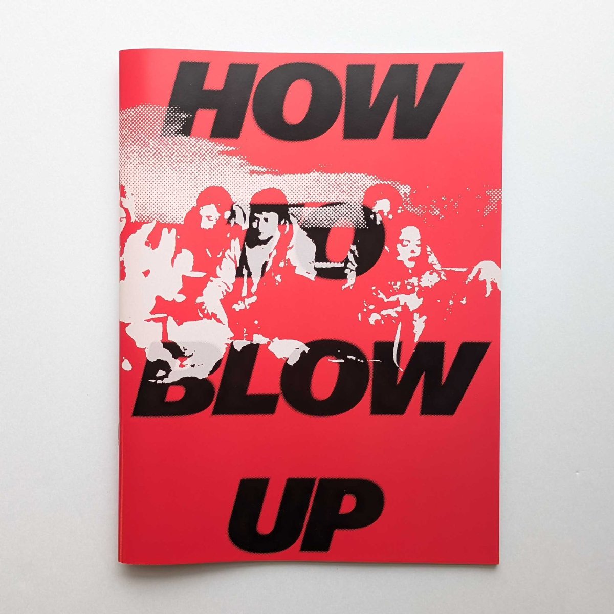 demachiza's tweet image. 【7/19（金）開始番組の物販】

『HOW TO BLOW UP』

 ◯パンフレット  ¥1000

昨今注目されている異常気象と環境汚染問題、それらに対するアクティビズムの一つのあり方を示した本作。監督が映画化への思いを語るインタビューやコラムを通して、映画と現実をリンクさせる手助けをしてくれる一冊です。