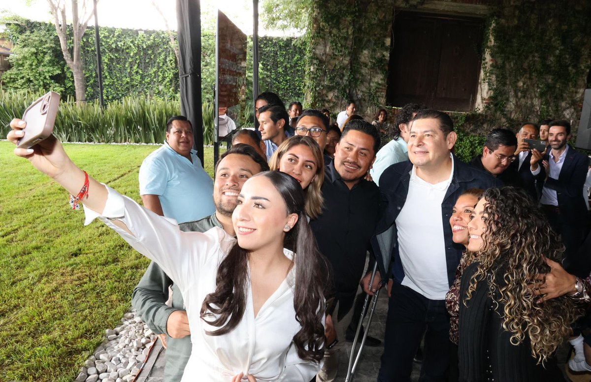 armentapuebla_'s tweet photo. ✅ La fuerza de nuestro movimiento está en la unidad y amor al pueblo. 🤜🏼🤛🏼 Esta tarde tuve el gusto de reunirme con el Coordinador del Equipo de Transición, @RodrigoAbdalaD, y con grandes liderazgos que fortalecieron el trabajo durante campaña.

¡Gracias por creer en el proyecto y trabajar por #AmorAPuebla!❤️