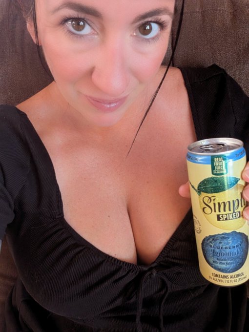 One of my new favorite things to drink #simplyspiked https://t.co/t90Zke4uvU<a href="/tag/simplyspiked"class="tags">#simplyspiked</a>