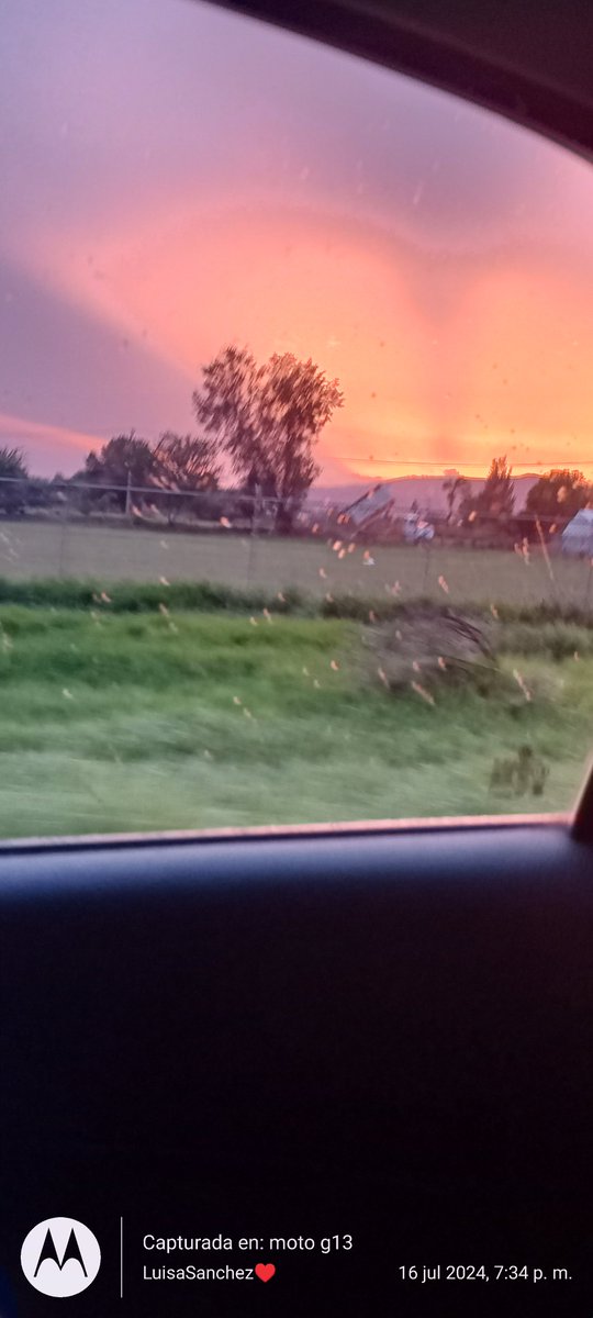LuHermosa21's tweet photo. @Trafico_ZMG  @MeteoJalMX  el atardecer de hoy impresionante 😱😍 https://t.co/paeKzBeoOw