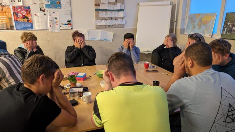 Hey iedereen, waarschijnlijk heeft het weinig zin hier, maar plaats de oproep toch. Ik zoek iemand die mij kan helpen bij de social media kanalen van @brabantmaatjes

Berichten posten, eenzame jongeren bereiken en verbinden. Stuur een DM bij interesse!

Delen = topper!