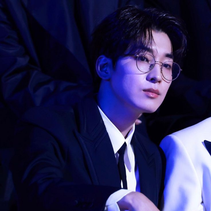 Day 1 

           hello, I am looking for 
           interactive #moots 🎀

       walter | filo | intj
       he/him | 07 
       new to #stantwt #kpoptwt
       any fandom is welcome
 
♡ + ↻  to be moots and to spread.
