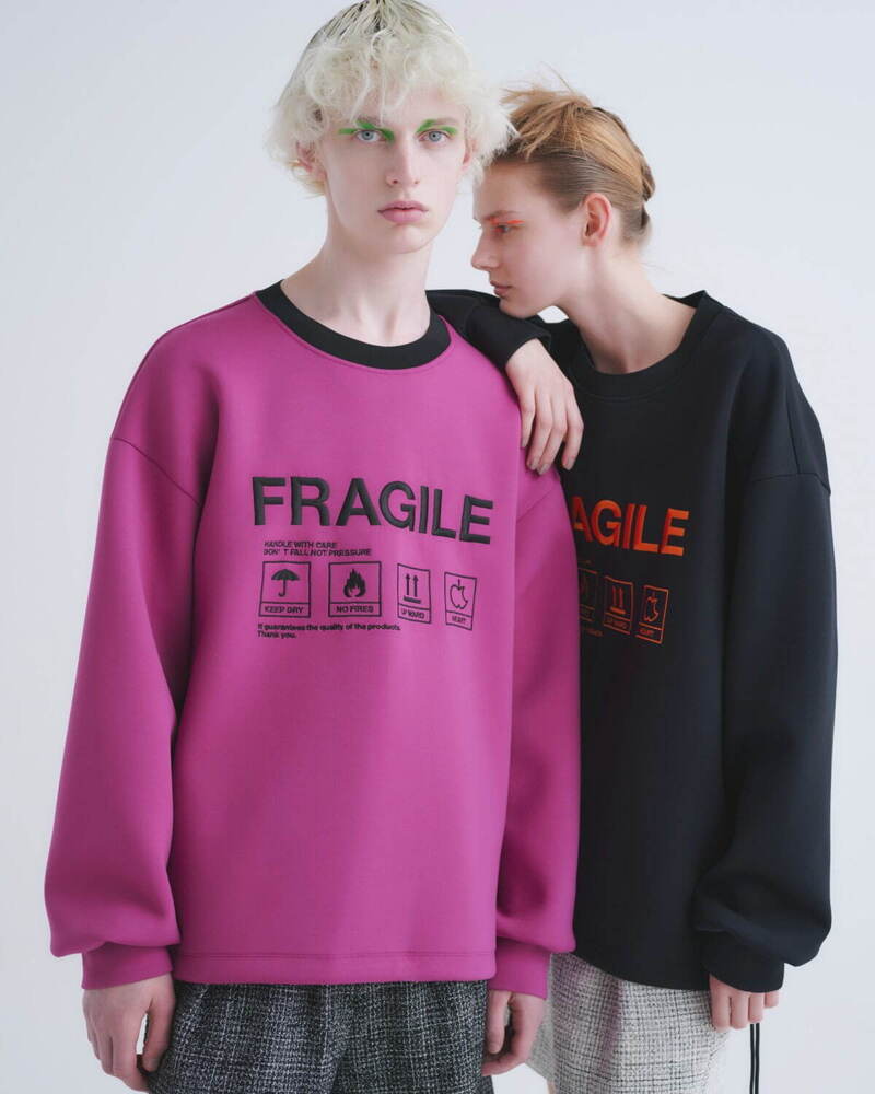 FashionPressJP's tweet photo. クルニ×シャリーフのコラボウェア、大胆切り替えデザインTシャツ＆“FRAGILE”刺繍ロンT - https://t.co/vrVDw4dUTy https://t.co/XiYFSnoRRS