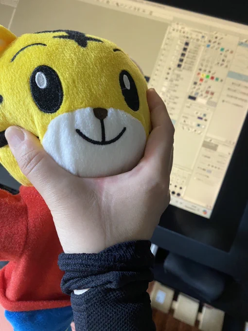 ハナコの顔をギュムッとするシーンは我が家のしまじろう先輩(息子所持)が今回も体を張って頑張ってくれました。お陰で描けました。ありがとうしまじろう…!!! 