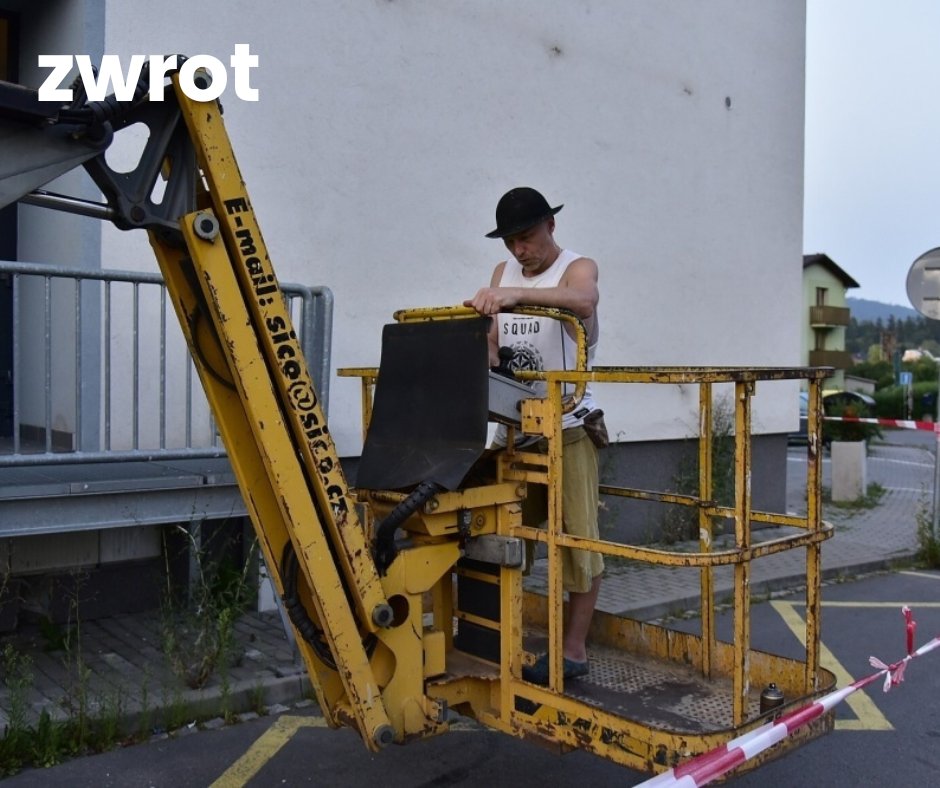 Zwrot's tweet photo. W Jabłonkowie powstaje mural. Inicjatorem jego powstania jest Kapela Lipka, Mural powstanie na bocznej ścianie budynku, gdzie znajduje się sklep Faboss. Inspiracją dla murala są dwa obrazy Antoniego Szpyrca. https://t.co/7IFA3UV9RT https://t.co/mdaHtqLctk