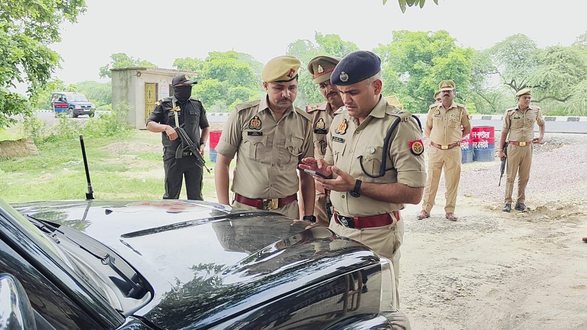 hardoipolice's tweet photo. #HardoiPolice
पुलिस अधीक्षक हरदोई द्वारा थाना संडीला क्षेत्रांतर्गत पीआरवी 112 का आकस्मिक निरीक्षण किया गया एवं ड्यूटी पर मौजूद पुलिसकर्मियों को आवश्यक दिशा-निर्देश दिये गये।
#UPPolice https://t.co/prtCpf4GDD