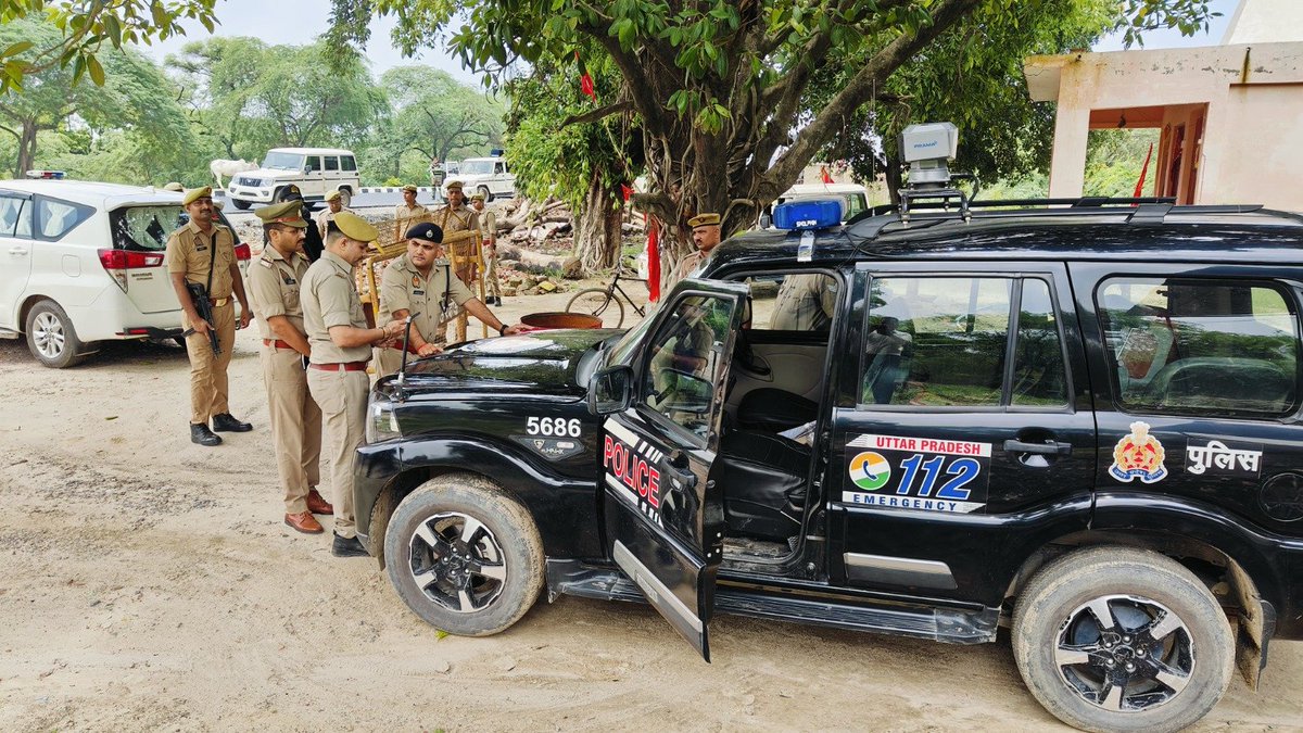 hardoipolice's tweet photo. #HardoiPolice
पुलिस अधीक्षक हरदोई द्वारा थाना संडीला क्षेत्रांतर्गत पीआरवी 112 का आकस्मिक निरीक्षण किया गया एवं ड्यूटी पर मौजूद पुलिसकर्मियों को आवश्यक दिशा-निर्देश दिये गये।
#UPPolice https://t.co/prtCpf4GDD
