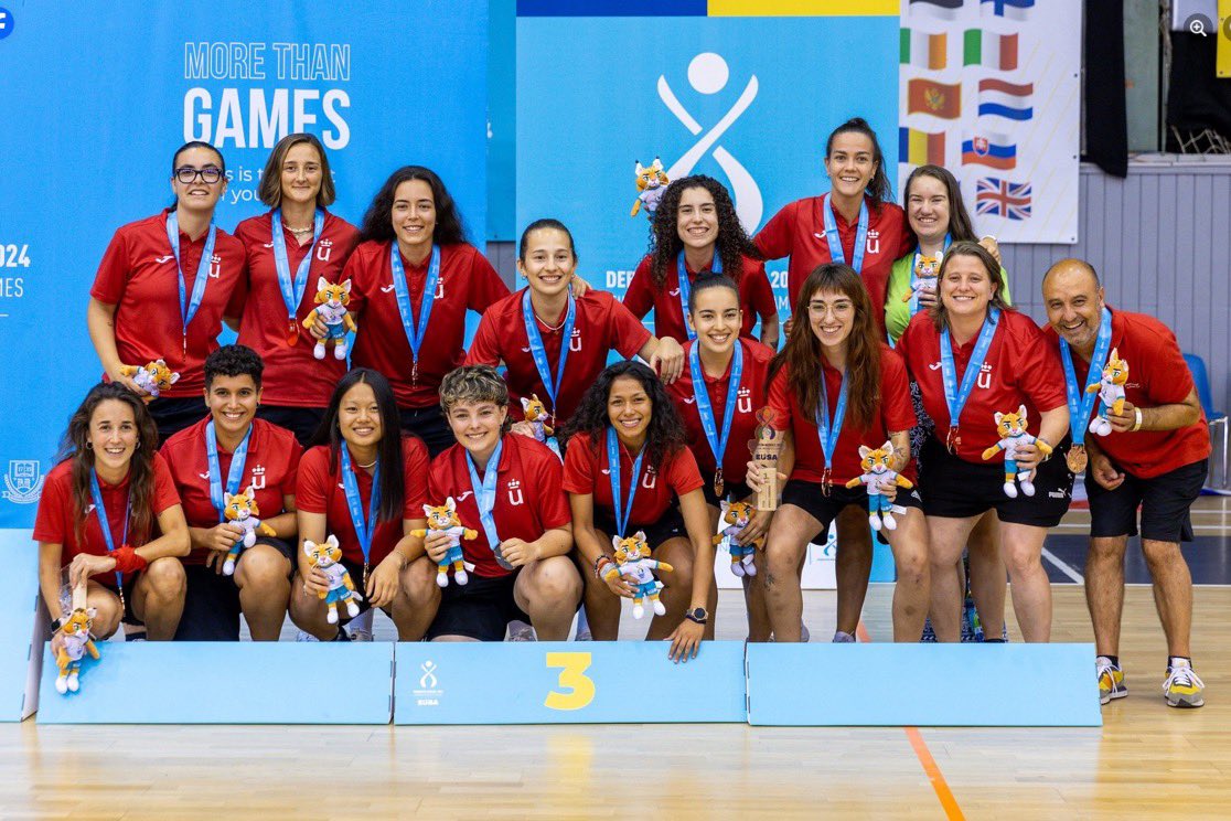infozonafutsal's tweet photo. 🔵La Universidad Rey Juan Carlos (@urjc / @URJCDeportes) consigue la medalla de bronce en fútbol sala femenino del Campeonato de Europa Universitario disputado en Debrecen.

📸Organización

#FútbolSalaFemenino

ℹ️Más Info:

 https://t.co/WJGldCYXAX https://t.co/msrNq7PWTN