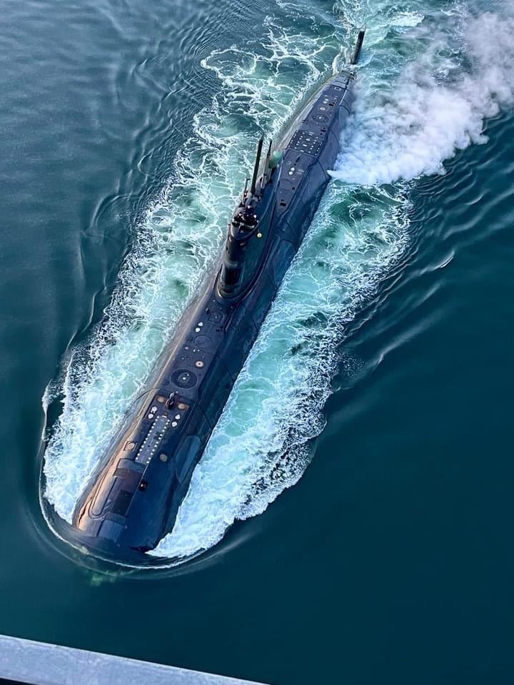 FORONAVAL's tweet photo. El #submarino de la @royalcannavy  #hmcswindsor (SSK 877) fotografiado desde el puente MacDonald de Halifax, Nova Scotia https://t.co/ZHPnu3exkI