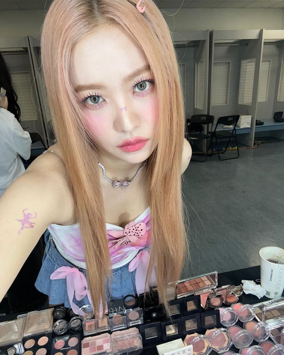 yeriselca's tweet photo. she knows she’s PRETTY https://t.co/5BjlEpC5C8