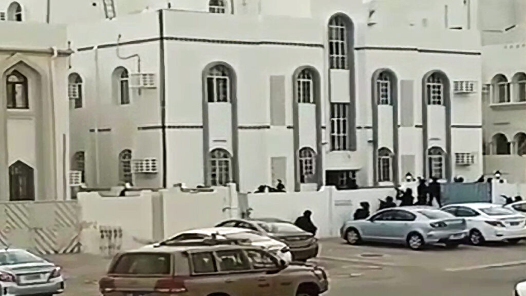 ওমানের একটি মসজিদের কাছে বন্দুকধারীর গুলিতে নিহত ৩, আহত ২৮