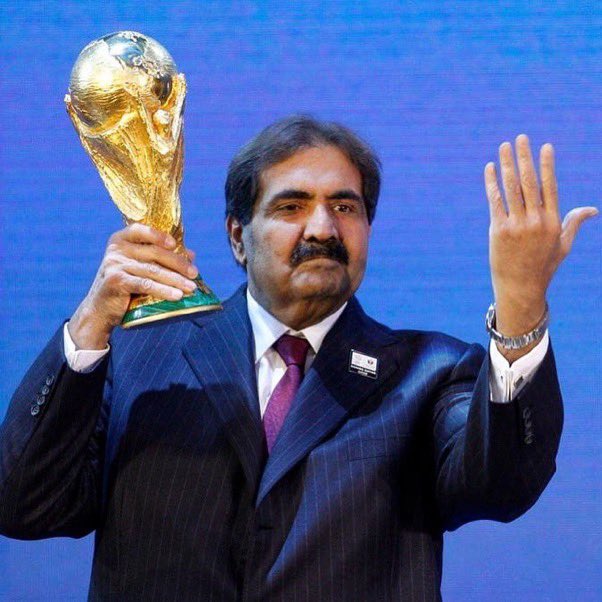 تم إعلان فوز ملف قطر بتنظيم بطولة كأس العالم 2022 و أشار لهم سيدي سمو الأمير الوالد قفوا وصفقوا لقطر 🇶🇦 والقادم اعظم يا من تظنون أننا لسنا بقادرين على تنظيم البطولة وكانت هذه (الإشارة ) بداية صنع التاريخ .. 

وبعدها استلم القيادة سيدي المفدى سمو الشيخ تميم بن حمد ومرت قطر
