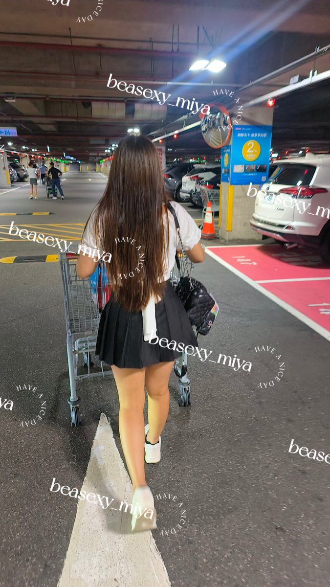 去美式賣場剛好是年輕
帥哥在結帳🤭
老公故意站在結帳區外面
讓我去結帳，小帥哥快速的
從腳瞄到胸部，不小心
我們一起對到眼好害羞🫣

心跳真的有點快🤭
老公真的很貼心，還故意問
我，那個帥哥有喜歡嗎😆

跟帥哥一起對到眼好興奮
💞

#生活採買
#帥哥眼睛好萌
#戀愛感
#聯誼交換
#單女同樂
#單男 https://t.co/d92QA82jWX
