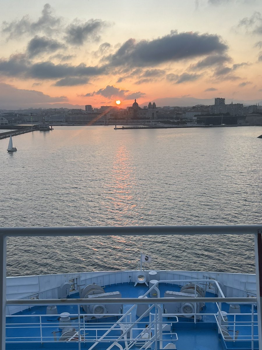 jfshs's tweet photo. Le soleil pour boussole à la passe sud de Marseille @lameridionale https://t.co/BBCa4vWhQW