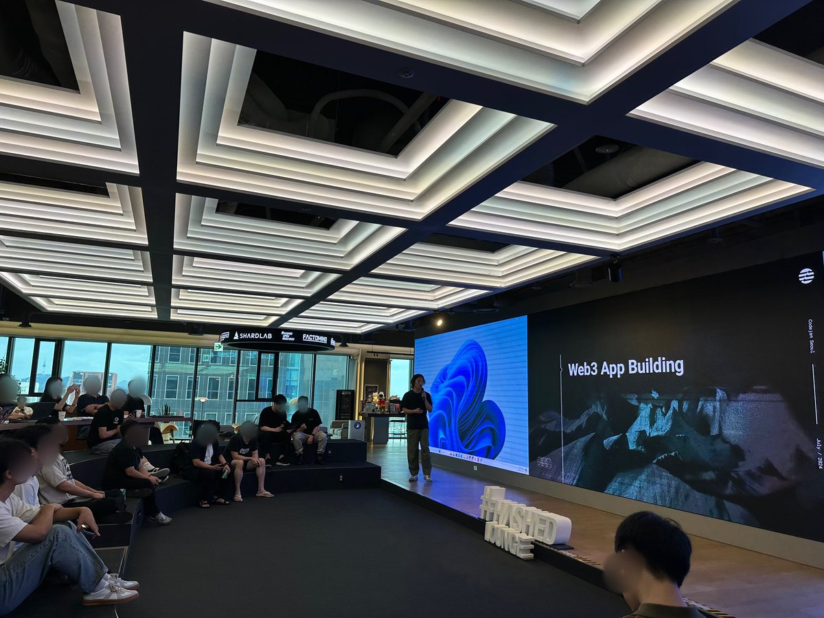 xangle_intern's tweet image. Even the rain can’t stop me from MOVING! @aptos in Seoul🔥#CodeCollision 
@christie__0 @0xjunha 👏👏