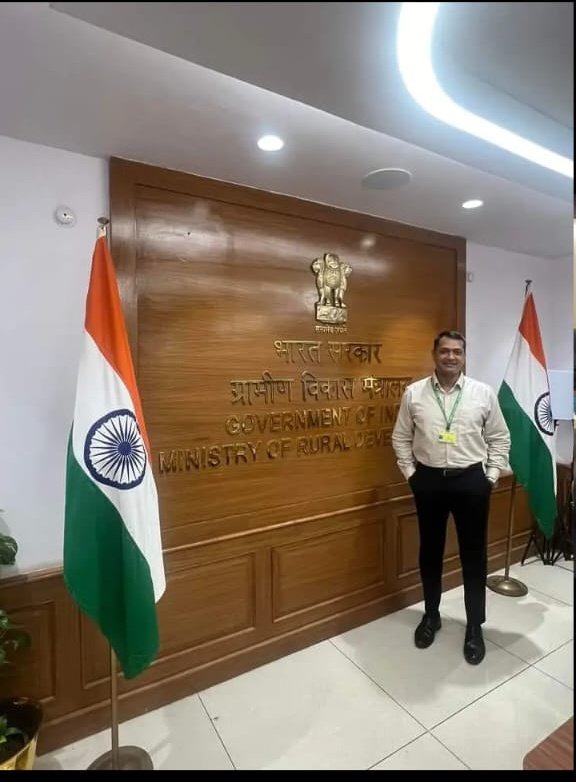 VivekGa54515036's tweet photo. सर कुछ लोग आपको बदनाम करने की कोशिश कर रहें हैं कह रहें हैं कि आप अपना ट्वीटर पर अकाउंट डिएक्टिवेट कर दिए हैं और इंस्टा प्राइवेट कर दिए हैं
जैसा कि सर आप ही कह रहें हैं आप अमोल अवाटे हैं 2013-14 में यूनाइटेड नेशंस कांगों में जब आप पोस्टेड थें तभी आप इंजर्ड हुए,,
आपकी स्कूलिंग फर्ग्यूसन कालेज पूणे से हुई
आप सामान्य केटेगरी से आते हैं यूपीएससी में सामान्य केटेगरी से 32 साल तक ,,
पर आप pwBD5 कोटा लिए जिससे आपको 10 साल का और समय मिल गया जब आप यूपीएससी दे रहे थे तब आपकी उम्र 42 साल थीं,,सर आपकी वीडियो है जिसमें आप बास्केटबॉल खेल रहें हैं और आपका कामेंट भी है सर सबको बता दीजिए कि ये वीडियो फेंक है।
आपने लोगों का हक नहीं मारा है ,,,