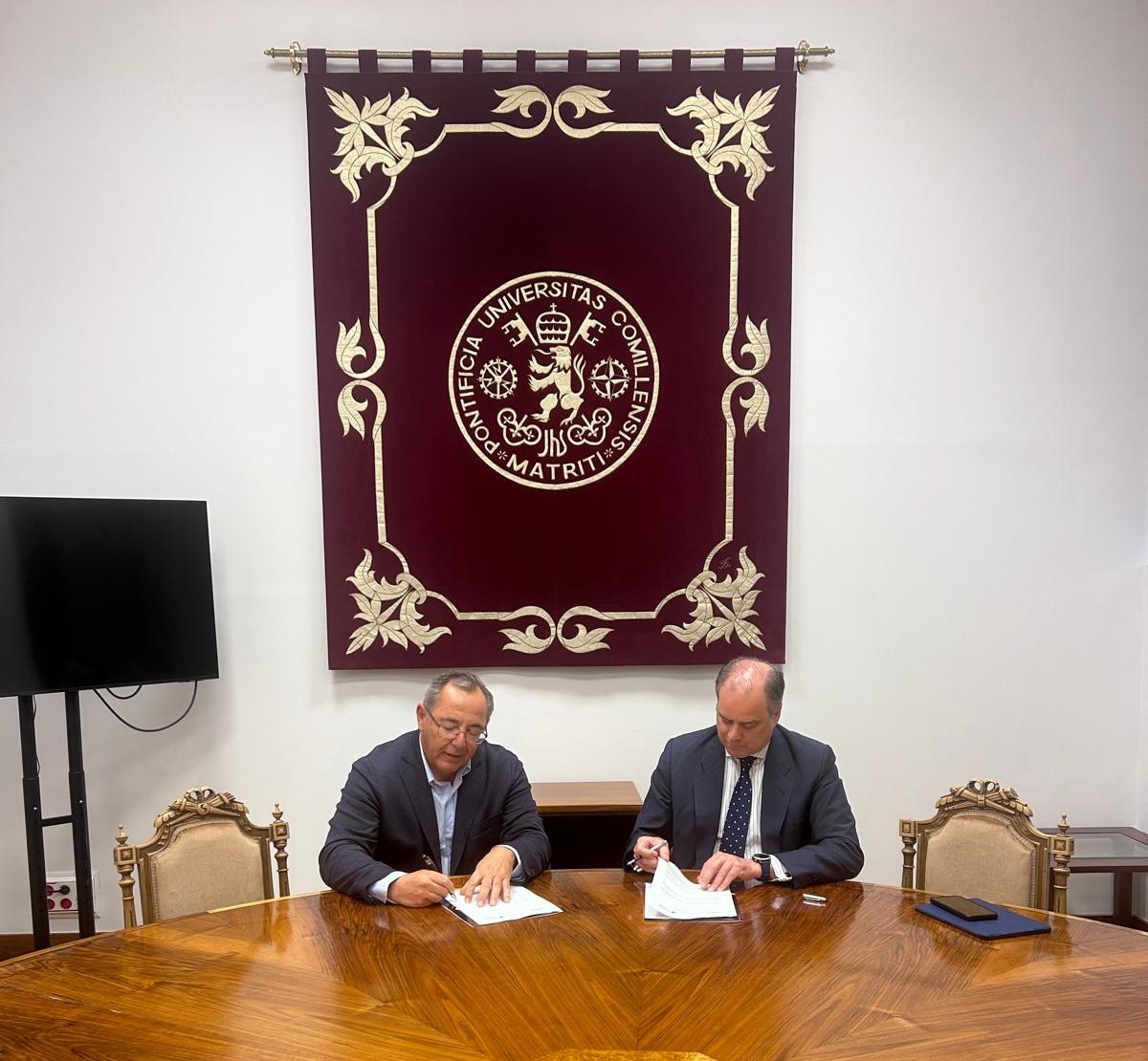 Plenainclusion's tweet photo. 🆕Plena inclusión España firma un convenio con la Universidad Pontificia de @UCOMILLAS para desarrollar un posgrado sobre #Ética en el próximo curso 2024-2025.

🍀Esta formación mejorará las competencias de los profesionales del movimiento asociativo sobre esta materia. https://t.co/uLKDTxm8o8