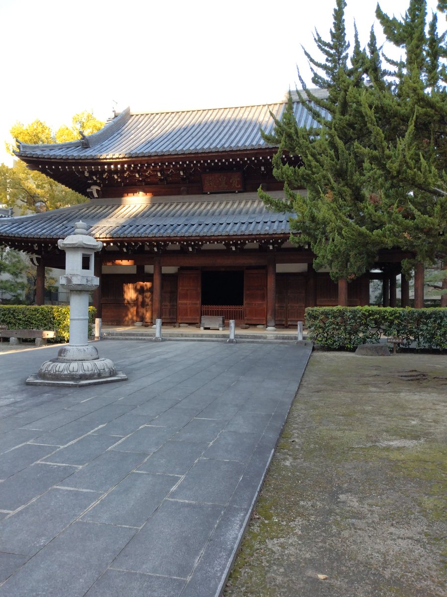 elta1024's tweet photo. 博多まち歩きで承天寺の方丈、庭園、収蔵庫を拝観させて頂きました。
収蔵庫はずっと行きたかったのですが何時も抽選に外れて…
釈迦三尊像や九博でお目にかかった楊柳観音間近に拝ませて頂きました https://t.co/NxHWYIVhRX