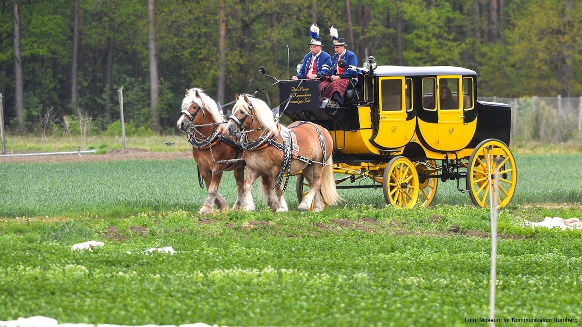 NuernbergKultur's tweet photo. Unternehmt mit einer historischen #Postkutsche eine Landtour auf den Spuren der Nürnberger Patrizier! Besucht Schlösschen und Herrensitze. Zwischendurch macht ihr Halt am geheimnisvollen Irrhain. Erlebt Geschichte und Natur hautnah! 🐴 https://t.co/03FZfDw1nC @mfk_nuernberg https://t.co/bdZVf2bPsZ