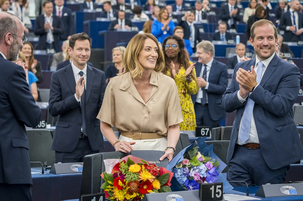 TodayEuropa's tweet photo. Cos'è la "maggioranza Metsola" e cosa cambia adesso per von der Leyen #ue #Metsola #vonderleyen #fiducia #parlamentoue https://t.co/33smYcx5fX https://t.co/3Qvul3ZND1