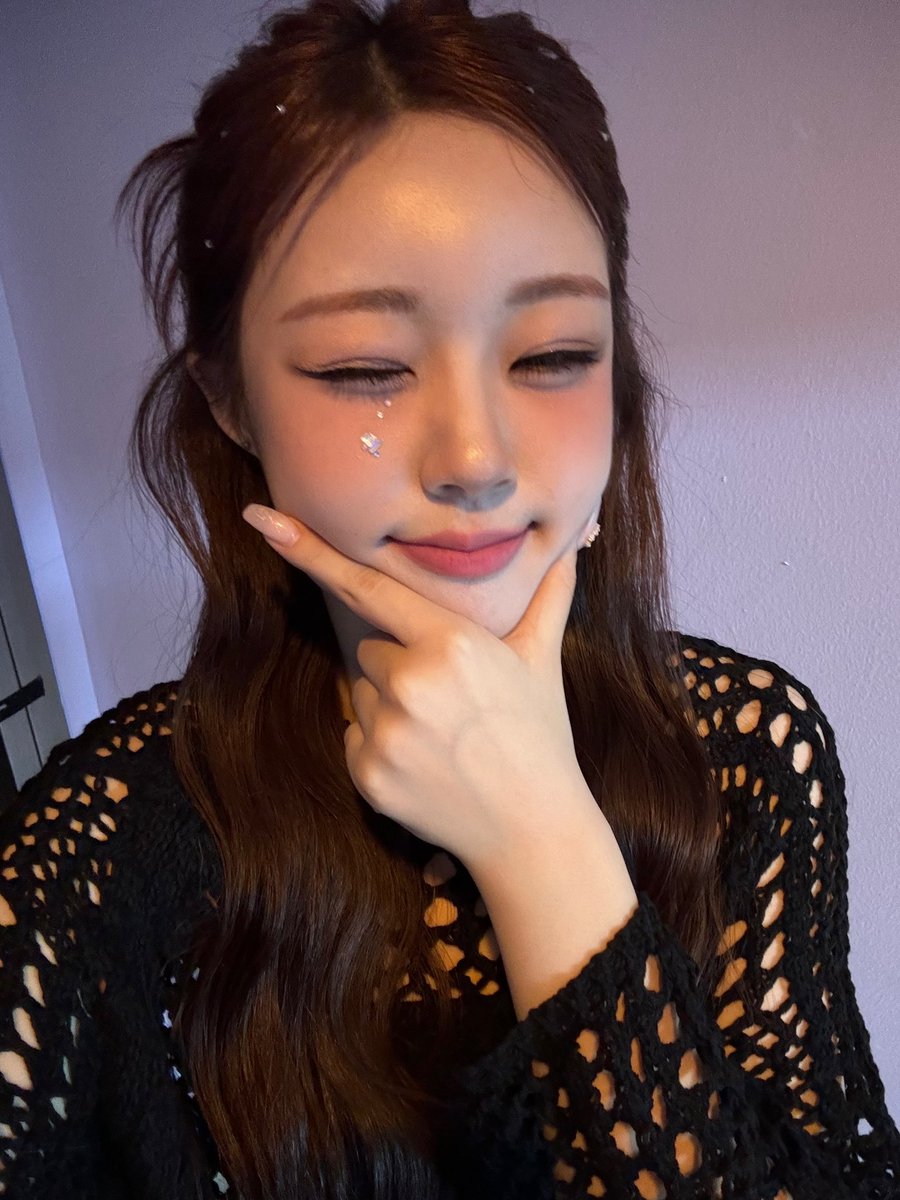 SpiaFrance's tweet photo. (📸) | 28.06.24
— ✧ new pic from Sera !
Eng : the Color of my heart is Black 🖤
Fr : la couleur de mon cœur est noir
#SPIA #수피아 #Deeeep #딥 #Nahee #HANA #KAYA #BEENEY #SERA https://t.co/5sSyfKn5HA