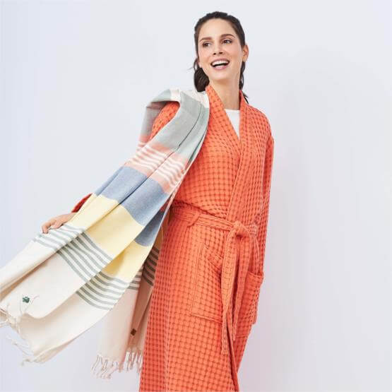 PureCoverz's tweet image. Onmisbaar deze zomer
bit.ly/4aDpXNE
Deze hamamdoek neemt weinig ruimte in, dus past altijd nog in je tas. Vrolijk streepdessin, leuke kwastjes en van biokatoen, daarmee zit je goed deze zomer op het strand of bij het zwembad.
#biologisch #hamamdoek #GOTS #biokatoen