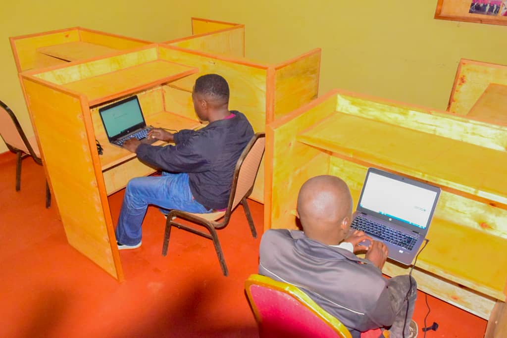 RTNBurundi's tweet photo. Ce jeune entrepreneur Landry DUHAYE indique qu'aujourd'hui il travaille avec les différentes institutions et universités dont l'institut supérieur paramédical de #Gitega, #ISPG https://t.co/7Xuuhrh1dD