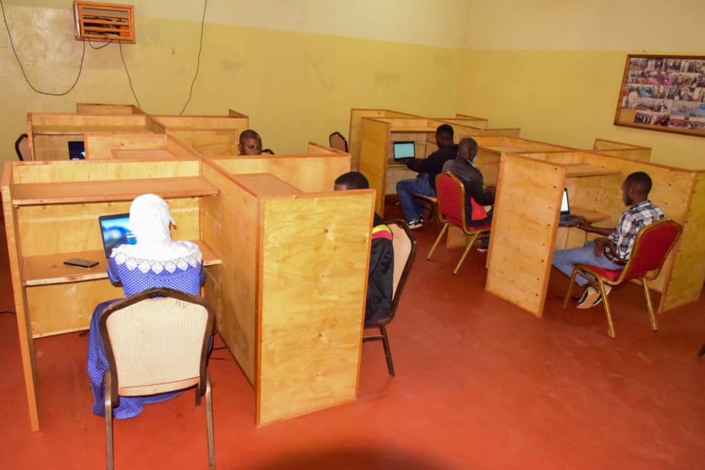 RTNBurundi's tweet photo. Ce jeune entrepreneur Landry DUHAYE indique qu'aujourd'hui il travaille avec les différentes institutions et universités dont l'institut supérieur paramédical de #Gitega, #ISPG https://t.co/7Xuuhrh1dD