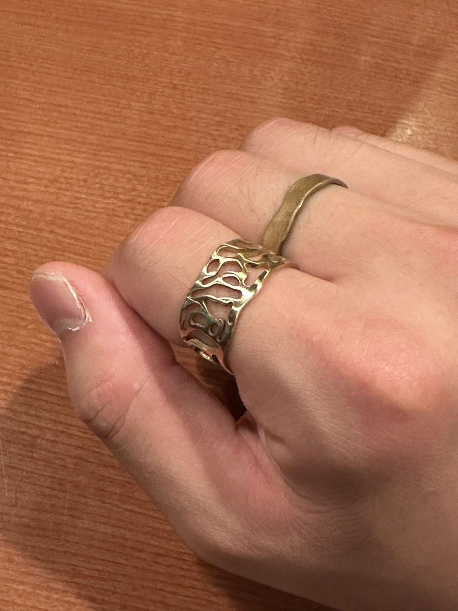 ysys25601's tweet photo. 新作が出たということで今回も買いました！

素晴らしい彫金です！

指が大きめなので今回も希望のサイズをお願いして特注🙇‍♂️
ありがとうございます😊

@terrorteto 

#LOBOLOCO
#デザインフェスタ https://t.co/pFUUUN2r6a