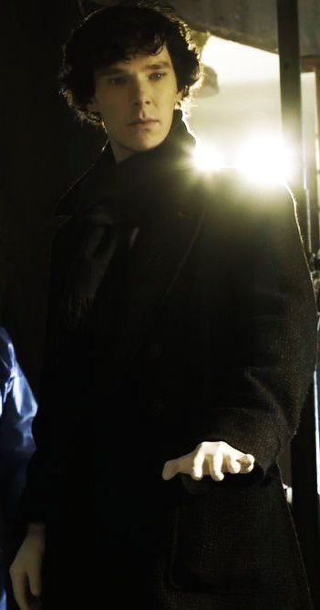 Долбанный отель, в котором пропадают люди. Пропадают бесследно. 
У Холмса около пятерни идей, но после осмотра номера уже 4. Скрытые камеры он находит секунд за 10, далее причина, следствие. 

Шерлок присаживается на одно колено, надеясь не упасть в голодный обморок. 
— вы идиоты