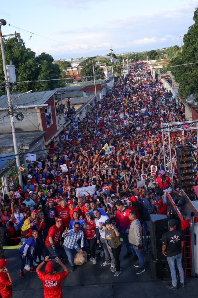 AdolfoP_Oficial's tweet photo. Impresionante manifestación de amor del pueblo larense hacia el candidato @nicolasmaduro 

En julio gana mi gallo! 🐓 https://t.co/1BY9IflArO