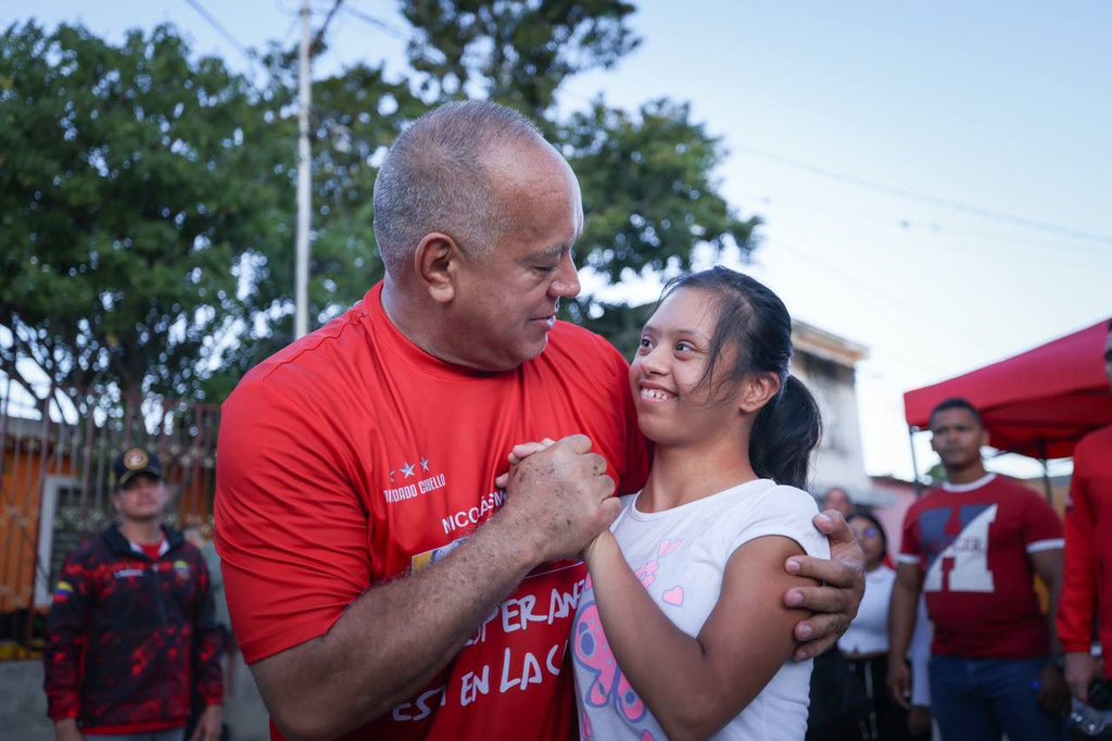 AdolfoP_Oficial's tweet photo. Impresionante manifestación de amor del pueblo larense hacia el candidato @nicolasmaduro 

En julio gana mi gallo! 🐓 https://t.co/1BY9IflArO