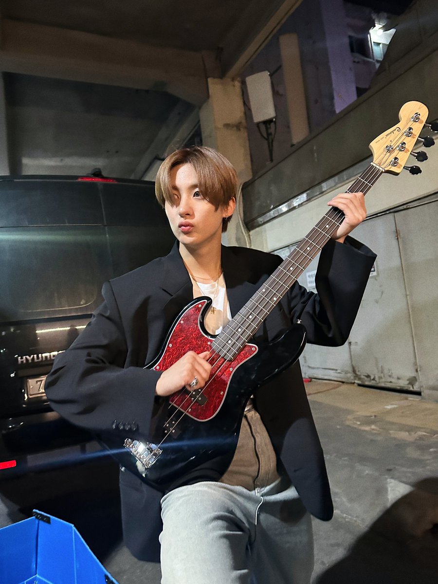 Happiness is never too much shown when doing or encountering the things that I like. Filming our music video at Nagwon Musical Instrument Arcade is the reflection of my excitement for putting my hands up on the bass.