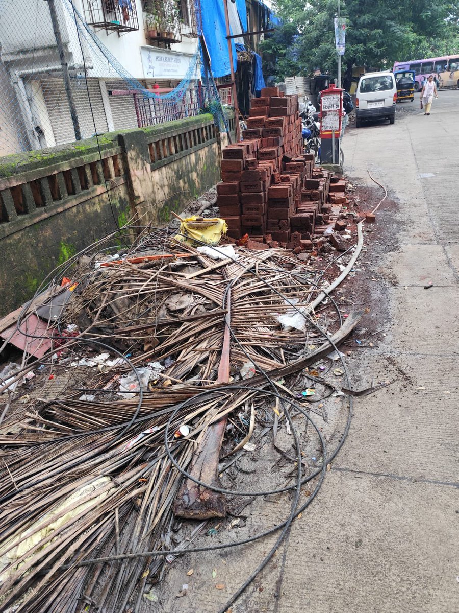 When will this get cleaned ? <a href="/mybmcWardKE/">Ward KE BMC</a> <a href="/mybmc/">माझी Mumbai, आपली BMC</a> 
Location : opp arya bhawan Parleshwar road Vileparle east near stn east .