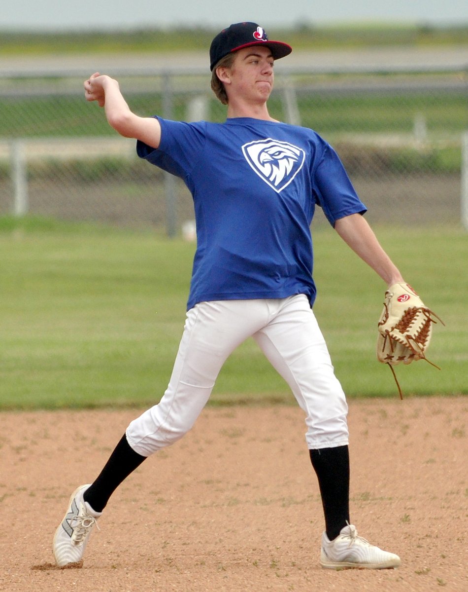 julesxavier59's tweet photo. @ElkhornExpos dropped an 8-3 decision Sunday night hosting Oak River Dodgers. Warmup for both teams on the field or in the batting cage prior to game time. https://t.co/gtd71VrkHB