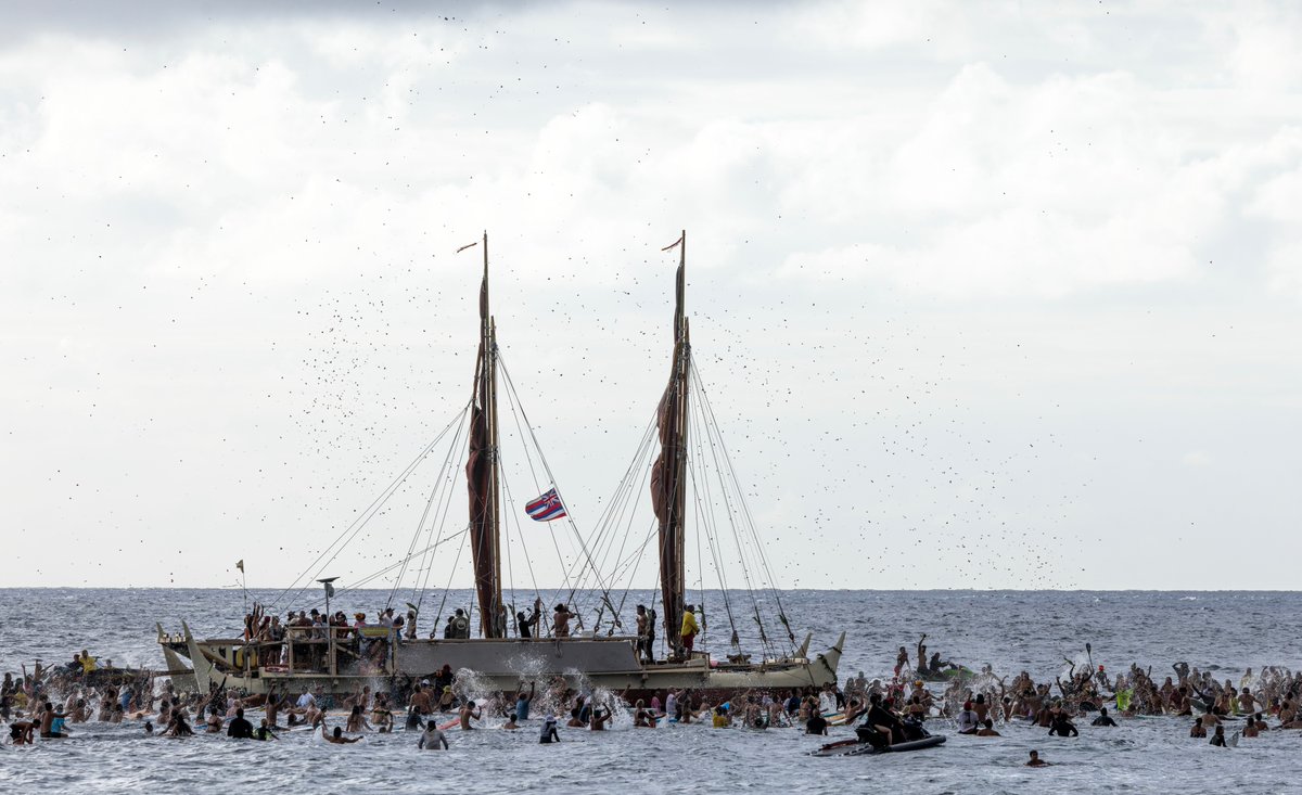 Hundreds gathered on the North Shore on Sunday to honor the life of iconic Pipeline surfer and lifeguard Tamayo Perry who died last month while surfing the East Side. Hit the link below for more on this beautiful celebration of life. 
Photo: Keoki Saguibo
surfline.com/surf-news/tama…