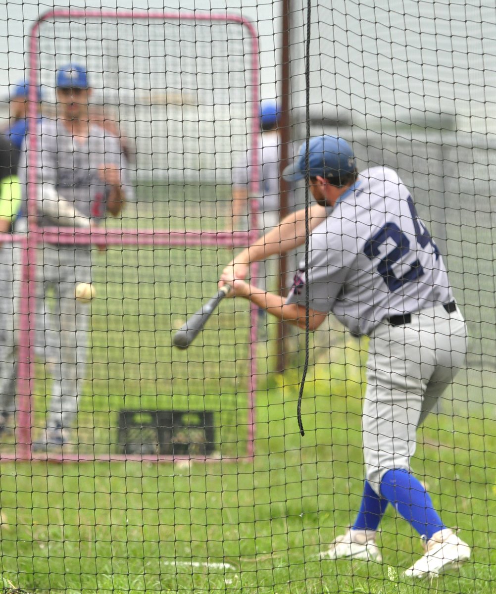 julesxavier59's tweet photo. @ElkhornExpos dropped an 8-3 decision Sunday night hosting Oak River Dodgers. Warmup for both teams on the field or in the batting cage prior to game time. https://t.co/g7l8jgV8QY