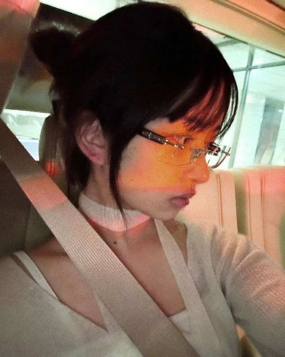 picsnaoirei's tweet photo. her beauty is out of this world https://t.co/DJ0h4m5jdF