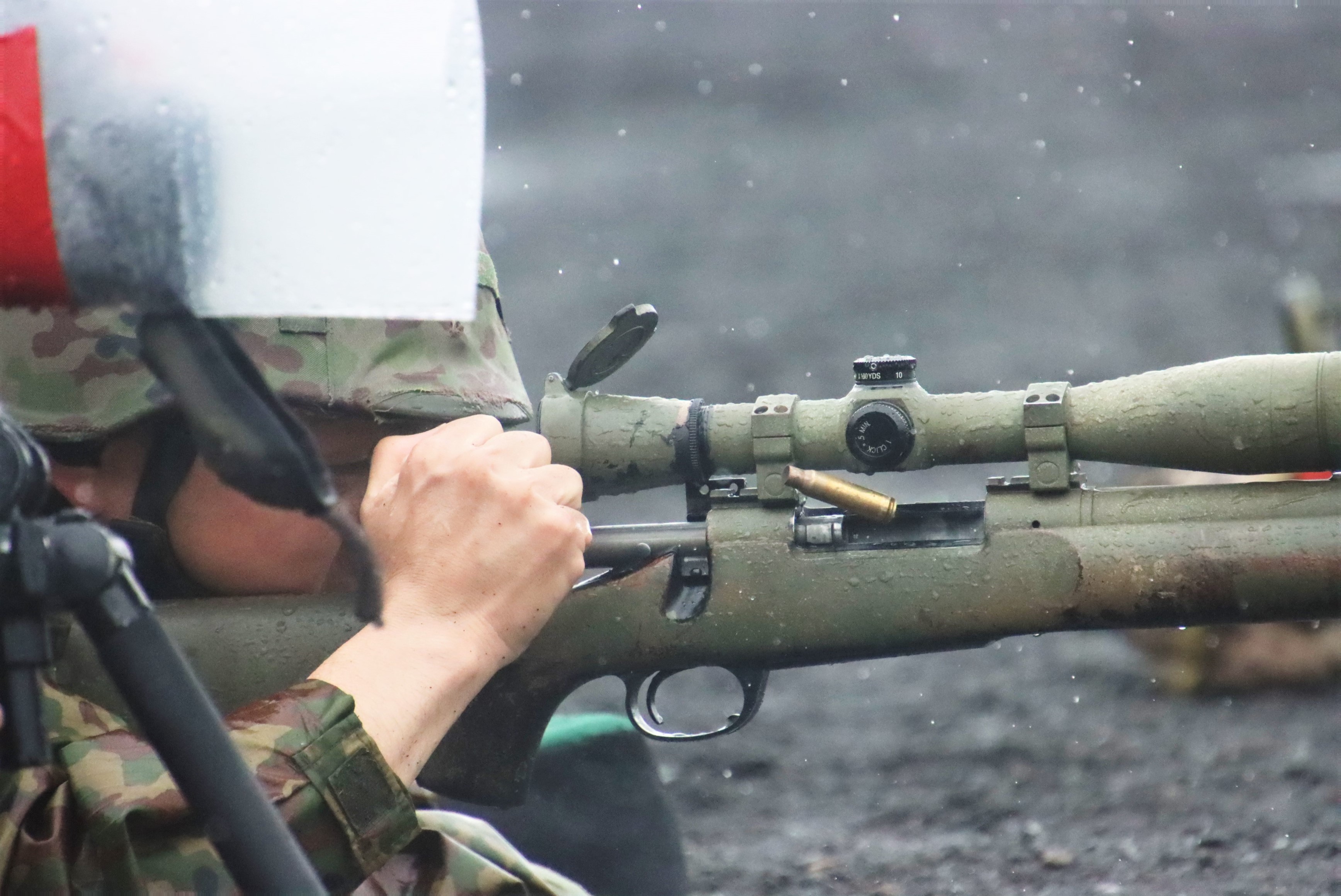 希少価値、陸上自衛隊/狙撃手スナイパーべ−ル、(1550×1000)美品 陸上自衛隊】ギリースーツで偽装した狙撃手による模擬狙撃展示