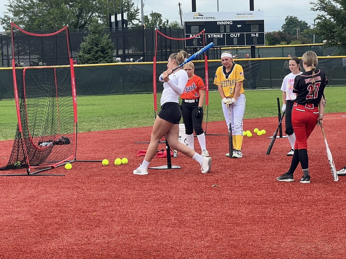 TessaKulczak's tweet photo. Loved the hitting training I got from the GOAT @kinziehansen today. It was also amazing to learn from Kierston Deal! These women make softball look beautiful! Thank you! #trainwhenyoucan #heavyhitters #2027catcher @CheetahsD16U https://t.co/rwfAfvlwWm