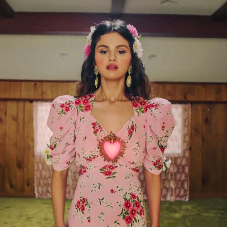 ISABELROCK2012's tweet photo. Post de que Selena Gomez la rompe más cuando abraza sus raíces mexicanas. https://t.co/gBI3R5f7Hd