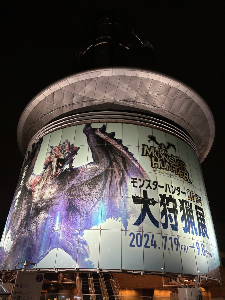 MH20th's tweet photo. 「大狩猟展」開催まであと2日！ 
◤　20周年、襲来　◢ 
六本木ヒルズ メトロハットにリオレウスが登場！
7/16（火）〜7/21（日）まで掲出！ 見かけた皆さんは、 #モンハン大狩猟展 をつけて ぜひ写真をポストしてください！
🔽チケットご購入はこちら
🔗https://t.co/qA1IRT8lIz
#MH20th https://t.co/GW0iIJQdkt