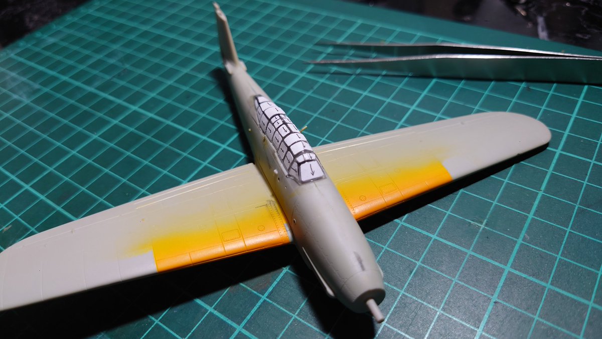 座艙罩的遮蓋完成！貼遮蓋貼到手快斷掉、眼睛快花掉
接下來就是機體的遮蓋跟最後的上色了